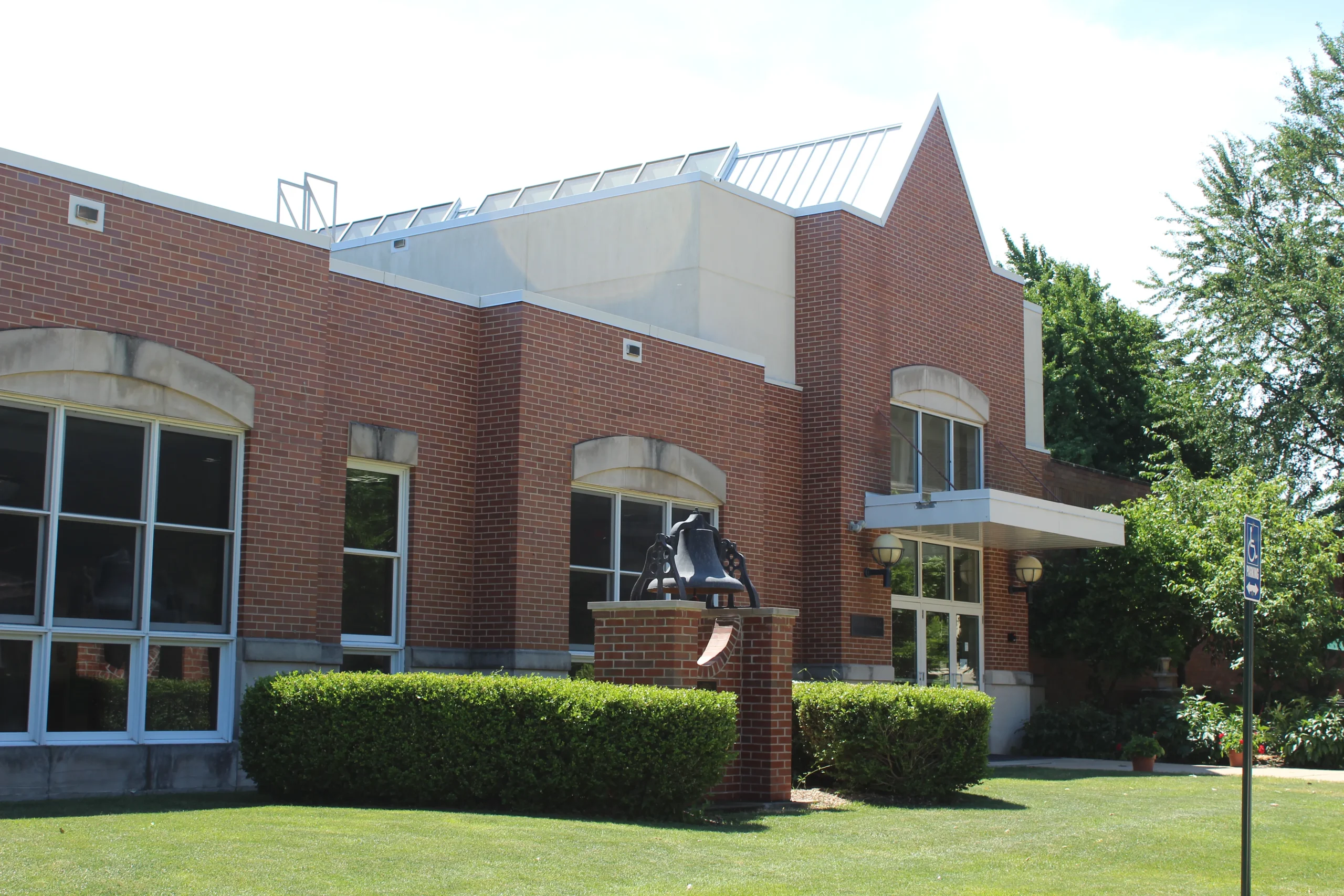 Becherer Hall on the Rivermont Collegiate campus